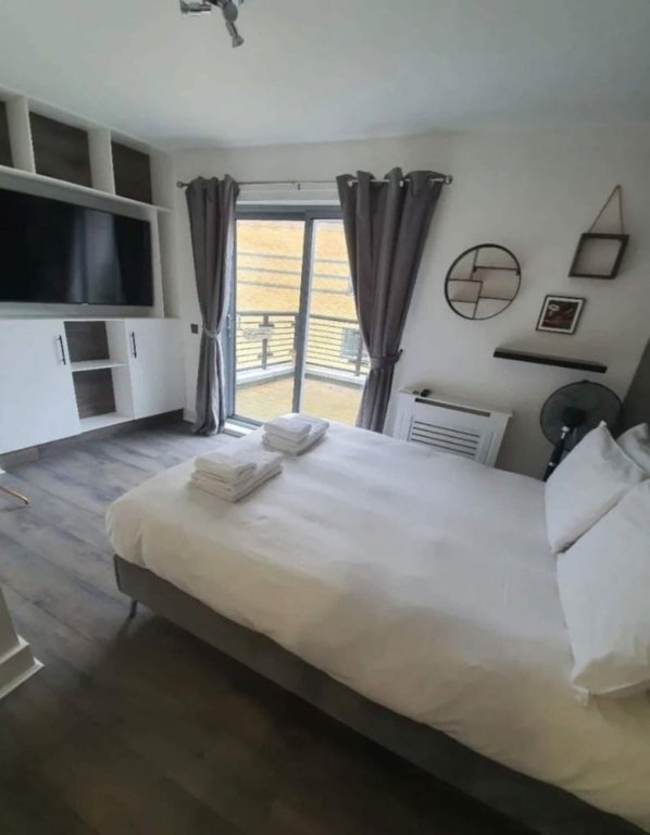 Фото Lovely 2 Bed Apartment w Balcony nr River Thames