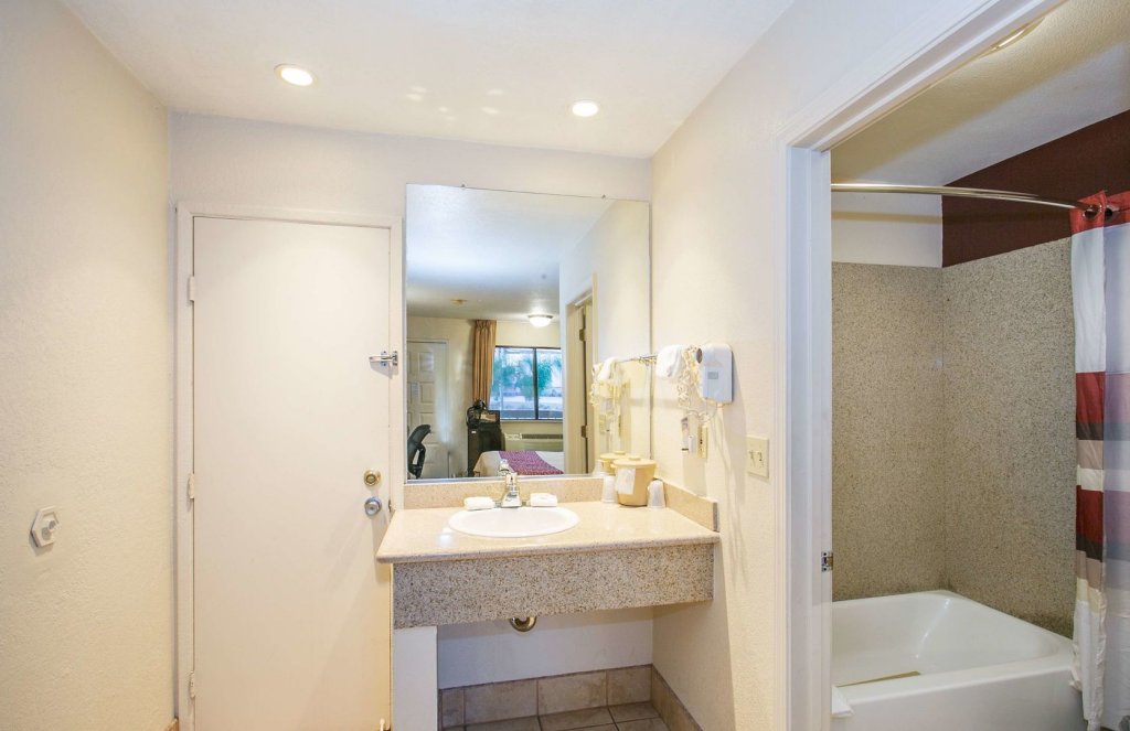 Фото Red Roof Inn Stockton