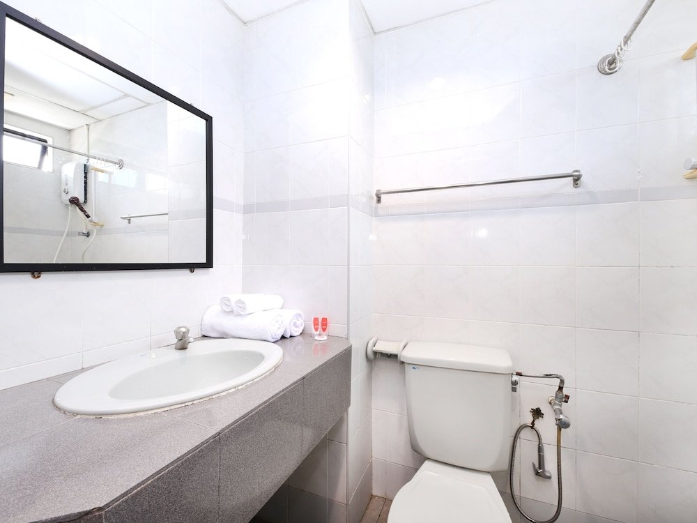 Фото Oyo 764 Hotel Famous Inn