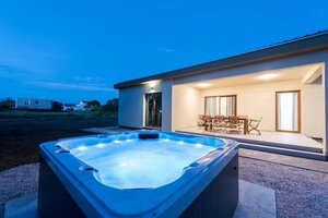 Holiday House with Hot Tub