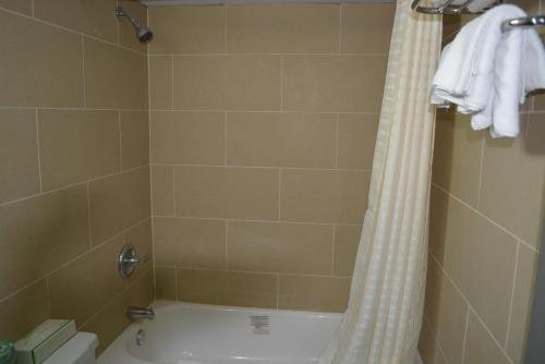 Фото Travelodge by Wyndham Avenel Woodbridge