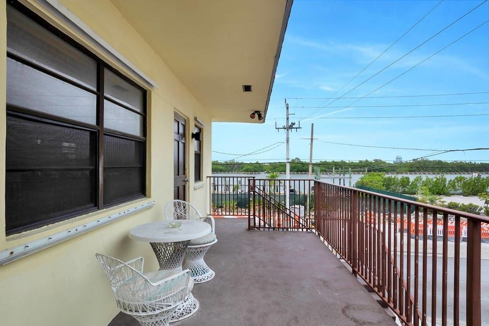 Фото Charming Studio With Bath, Free Parking, Hollywood