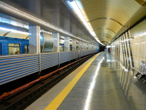 metro Vyrlytsia (Kyiv, Mykoly Bazhana Avenue), metro station