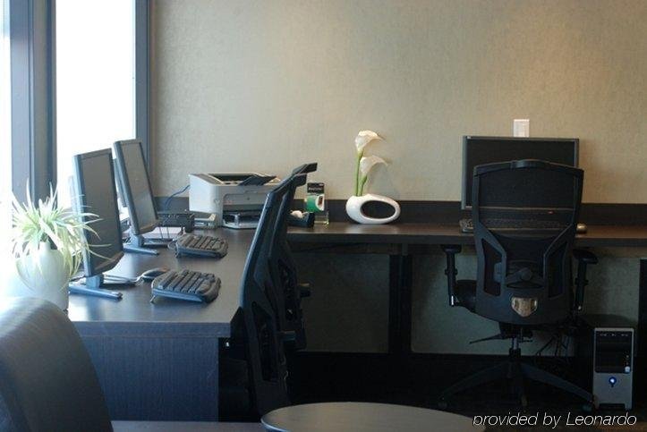 Фото Sandman Signature Toronto Airport Hotel