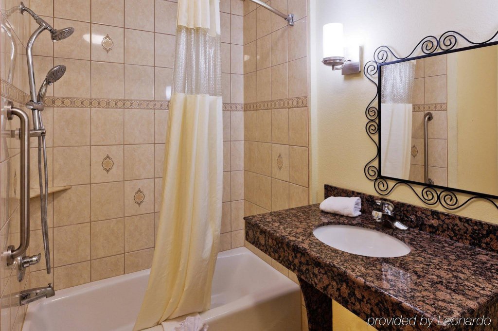 Фото La Quinta Inn & Suites by Wyndham Dallas South-DeSoto