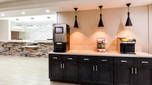 Фото Hollywood Inn Suites Hotel