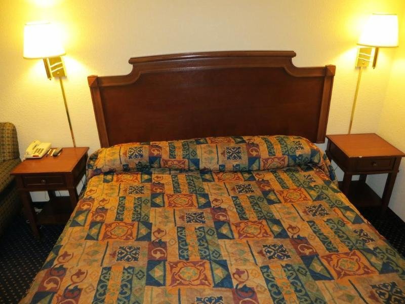 Фото Rodeway Inn & Suites Fort Jackson