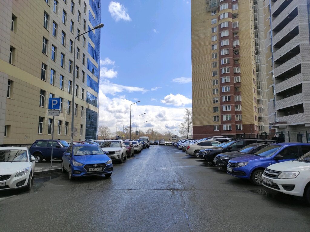 موقف السيارات Автомобильная парковка ، يكاترينبورغ، صورة