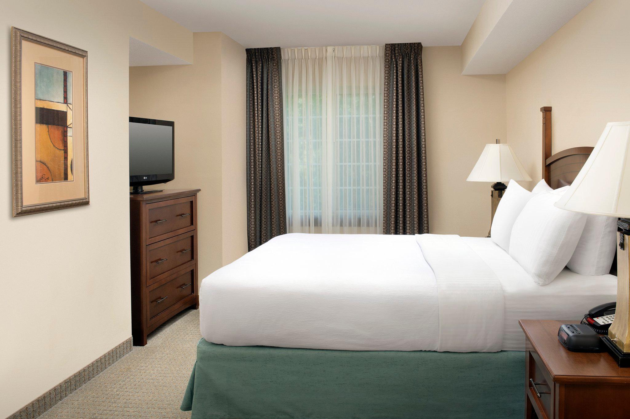 Фото Staybridge Suites North Brunswick, an Ihg Hotel
