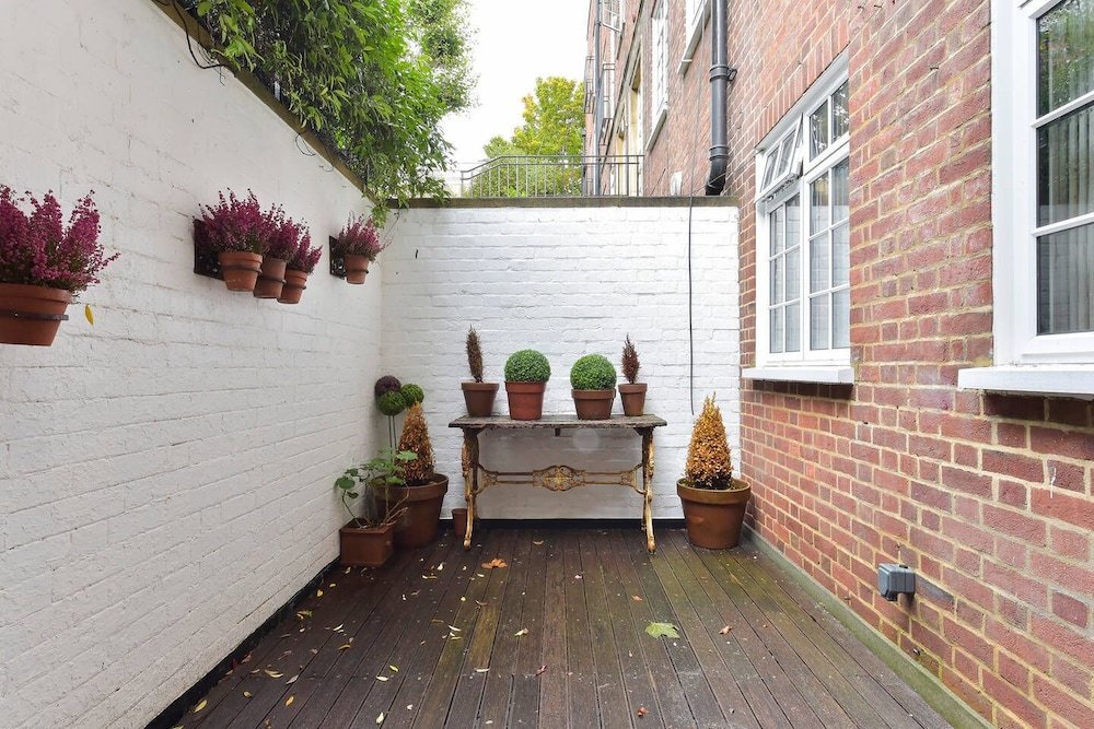 Фото Peaceful 1 bed Flat off Sloane Square With Patio