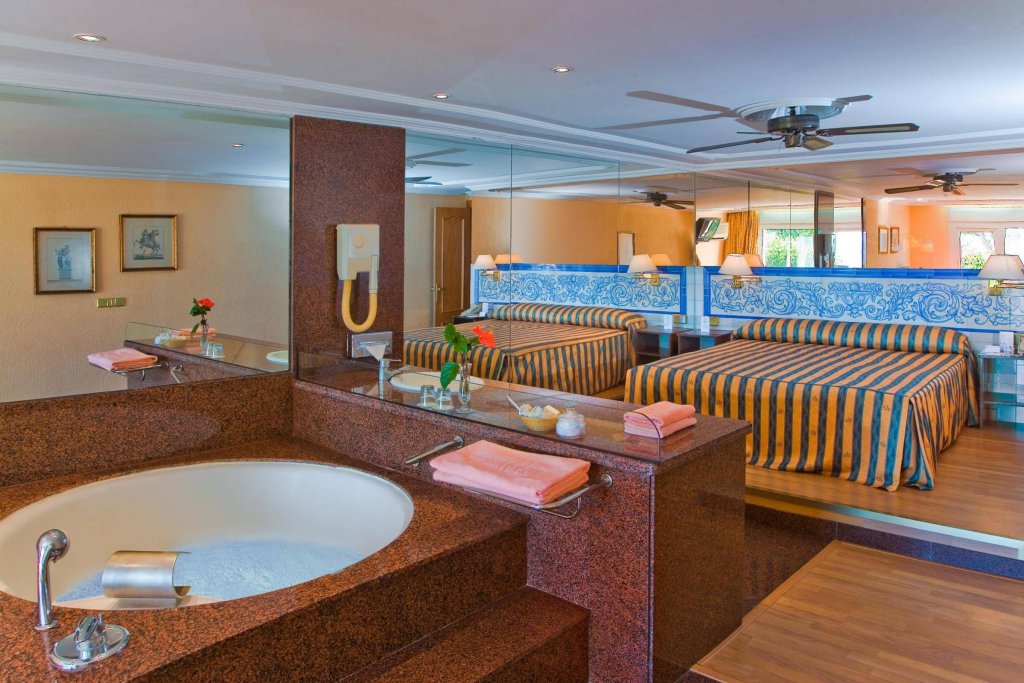 Фото Playacapricho Hotel