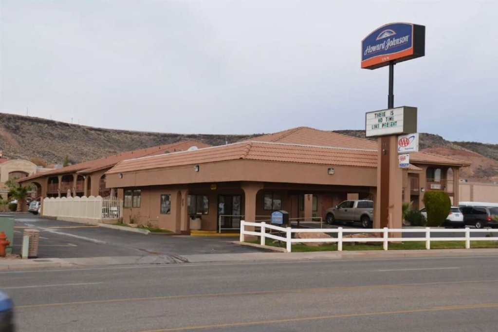 Фото Howard Johnson Hotel & Suites by Wyndham St. George