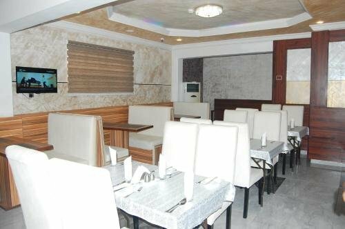Гостиница Serena Hotel & Suites в Лагосе