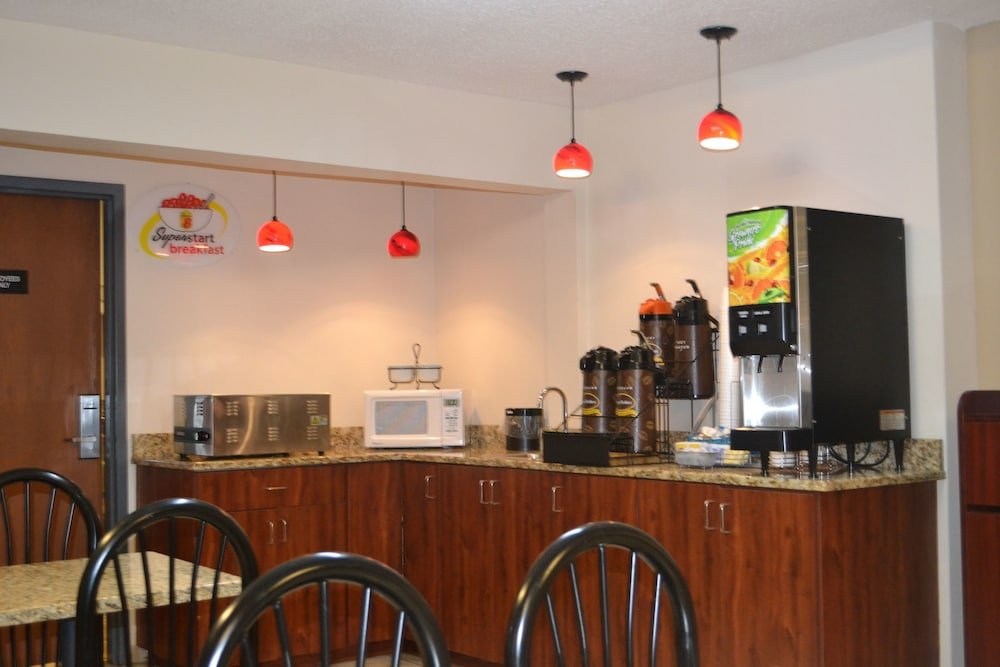 Фото Super 8 by Wyndham Germantown/Milwaukee