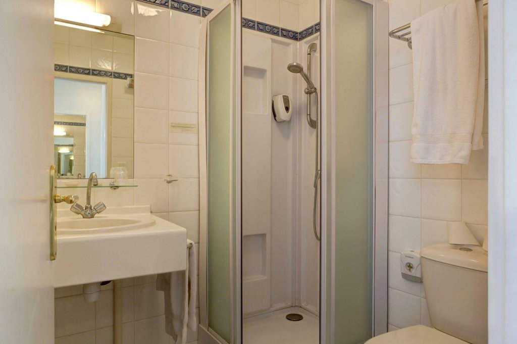 Фото Hôtel de la tour à Libourne