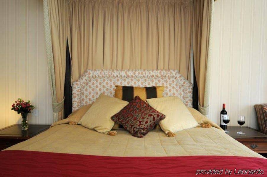 Фото The Crown Manor House Hotel