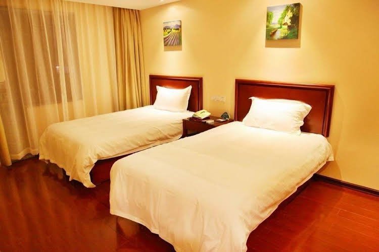 Фото GreenTree Guiyang Shifu Court Street Hotel