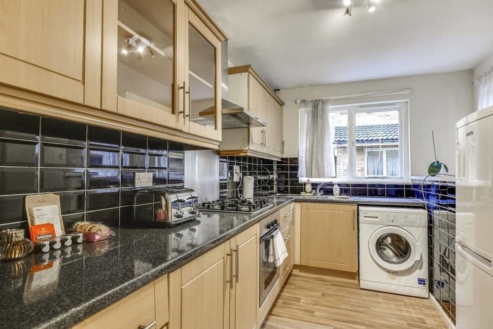 Фото Lovely 4 Bed House w Garden, 1 Stop to Waterloo