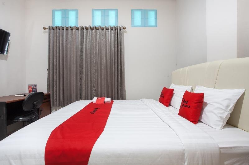 Фото RedDoorz near Taman Flora