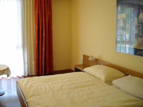 Гостиница Hôtel Le National в Делемоне