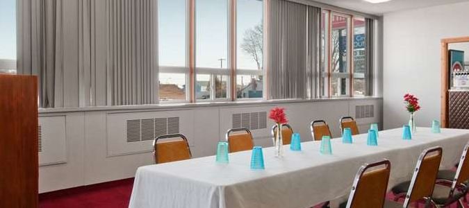 Фото Travelodge by Wyndham Winnipeg