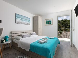Comfy Apartment in Povlja near Sea