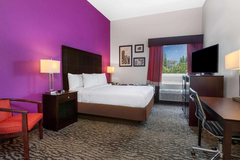 Фото La Quinta Inn & Suites by Wyndham Tampa Bay Area-Tampa South