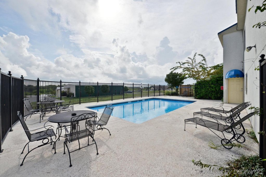 Фото Red Roof Inn & Suites Austin East - Manor