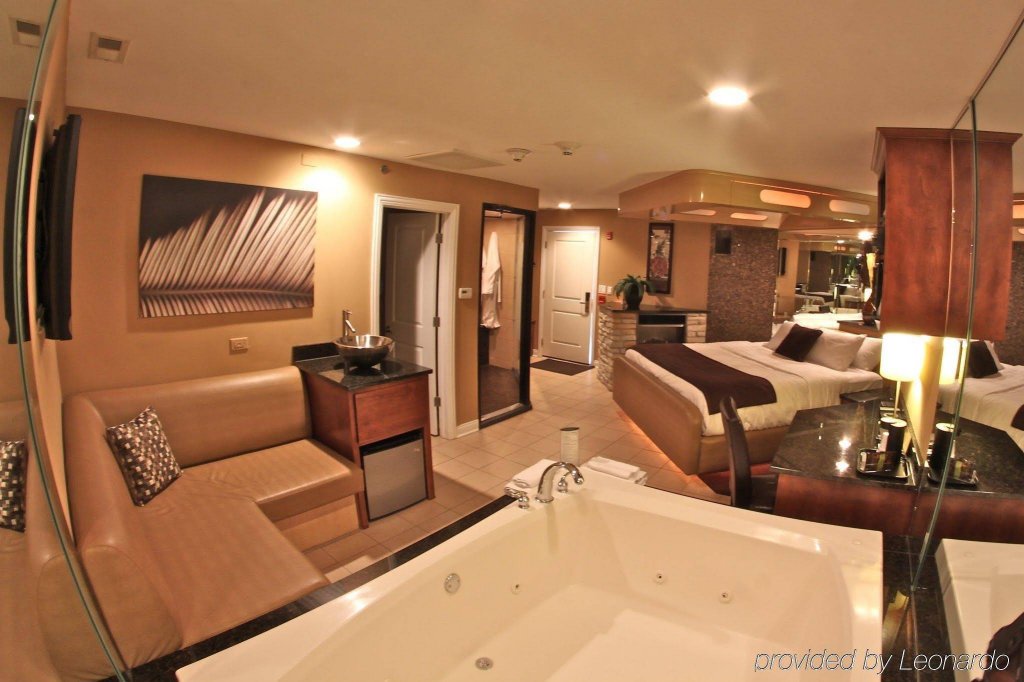 Фото The Champagne Lodge & Luxury Suites