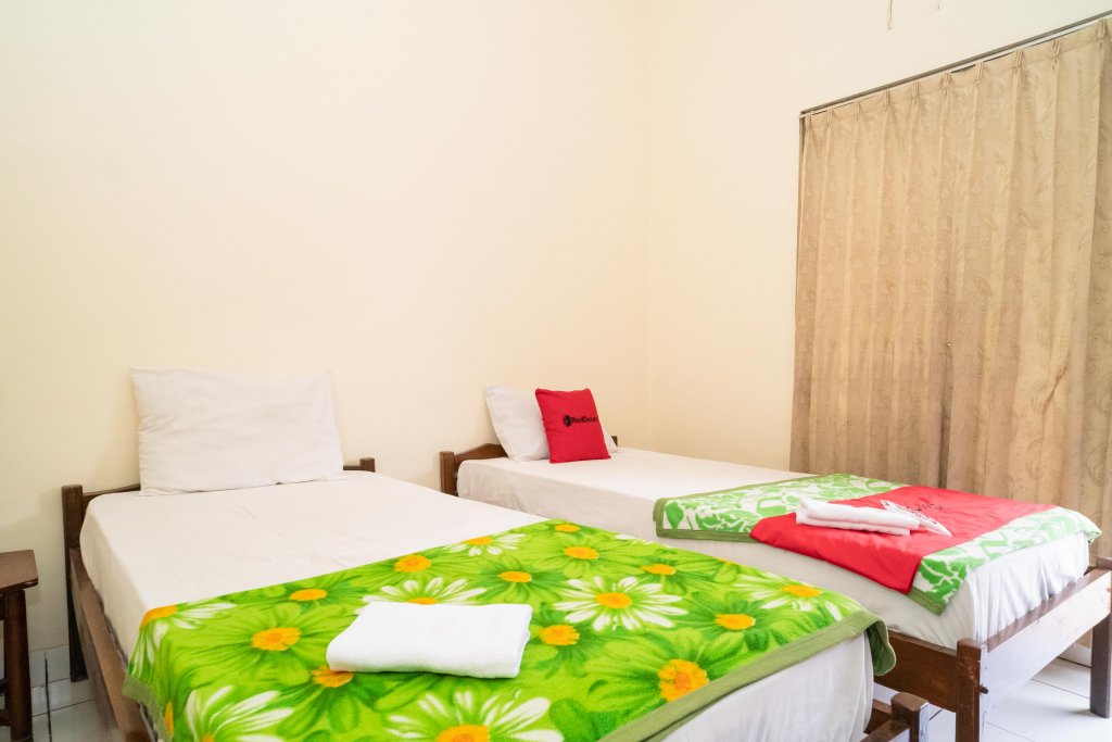 Фото RedDoorz Plus near Stadion Mandala Krida