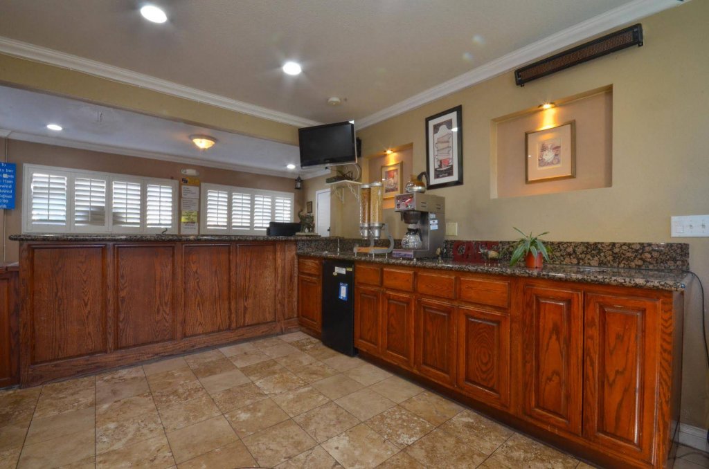 Фото Hollywood City Inn