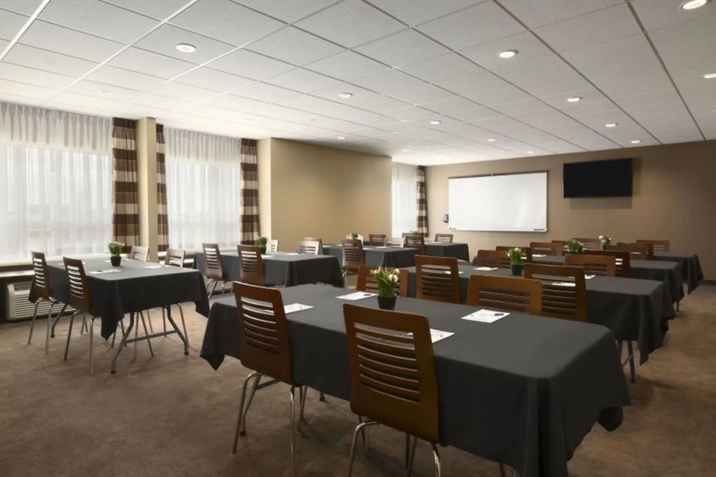 Фото Microtel Inn & Suites by Wyndham Weyburn