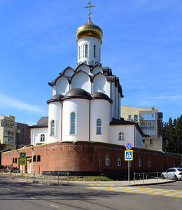 Храм святых Новомучеников и Исповедников Церкви Русской (1, посёлок Поведники), православный храм в Москве и Московской области