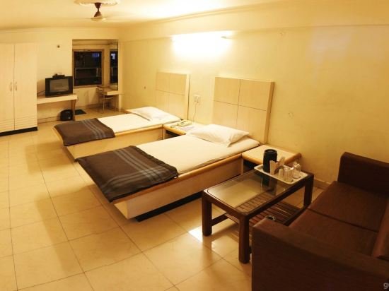 Фото Lals Plaza Hotel