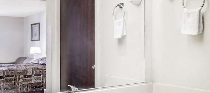 Фото Brentwood Inn & Suites