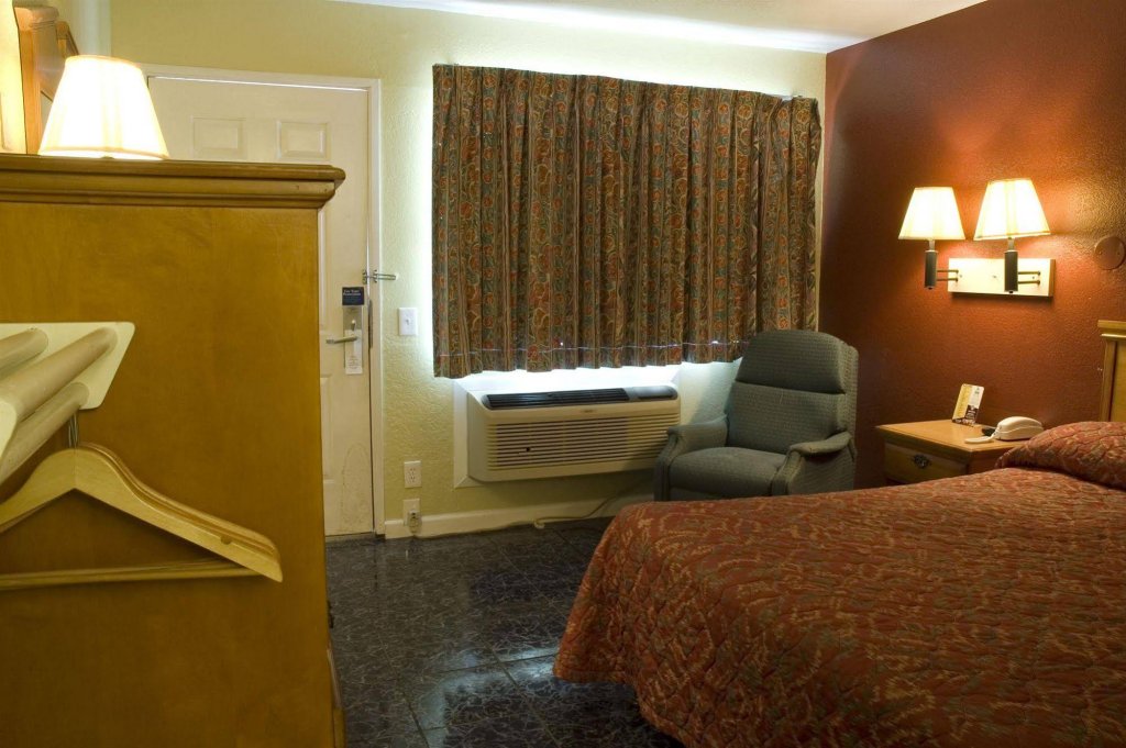 Фото Oyo Hotel Houston Southwest I-69