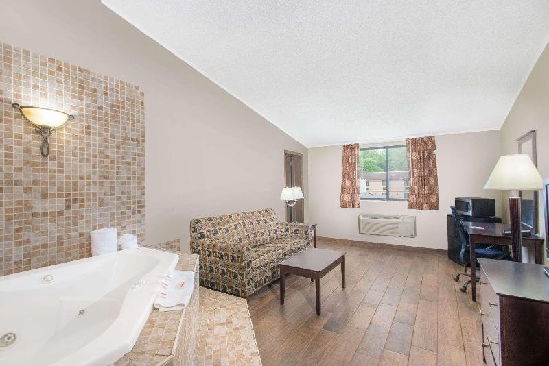 Фото Ramada by Wyndham Whitehall/Allentown