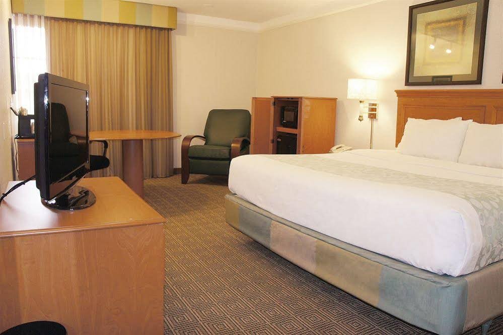 Фото La Quinta Inn & Suites by Wyndham Oklahoma City Airport