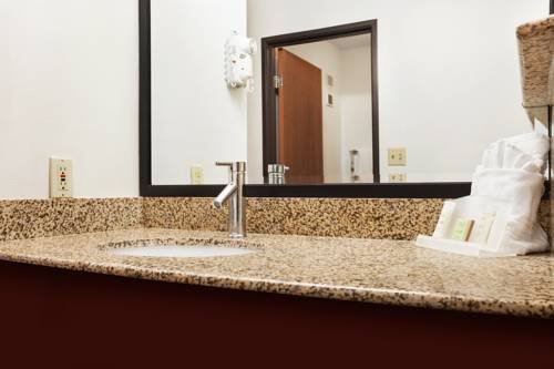 Фото Super 8 by Wyndham Milwaukee Airport