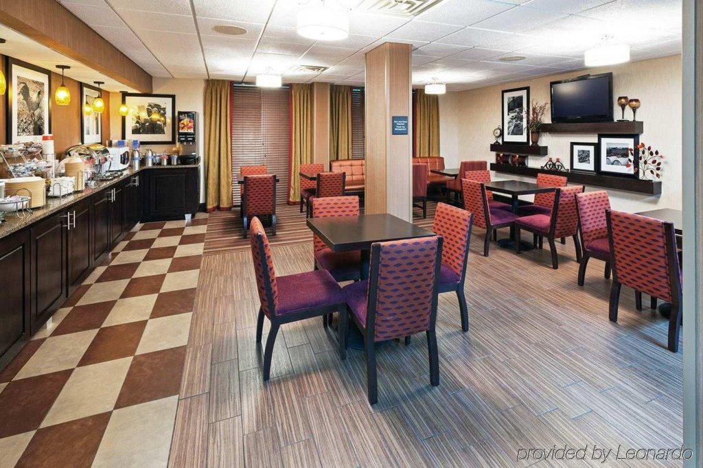 Фото Hampton Inn Clarksville