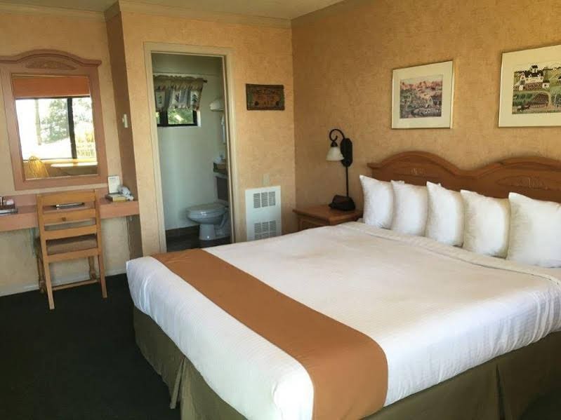 Фото The Inn at Boatworks