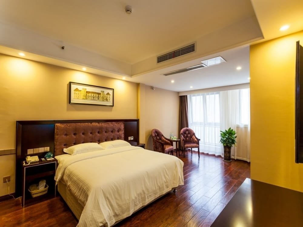 Фото GreenTree Inn Chengdu high-tech Development West Zone Shidai Tian Street Express Hotel