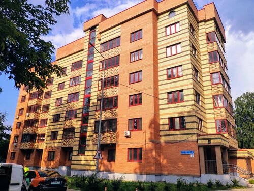 Қыз мастурбация жасап, заттарға ысқылайды.