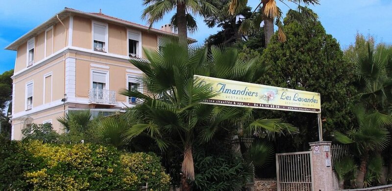 Гостиница Hôtel et Studios Les Amandiers в Сене-Рафаэле