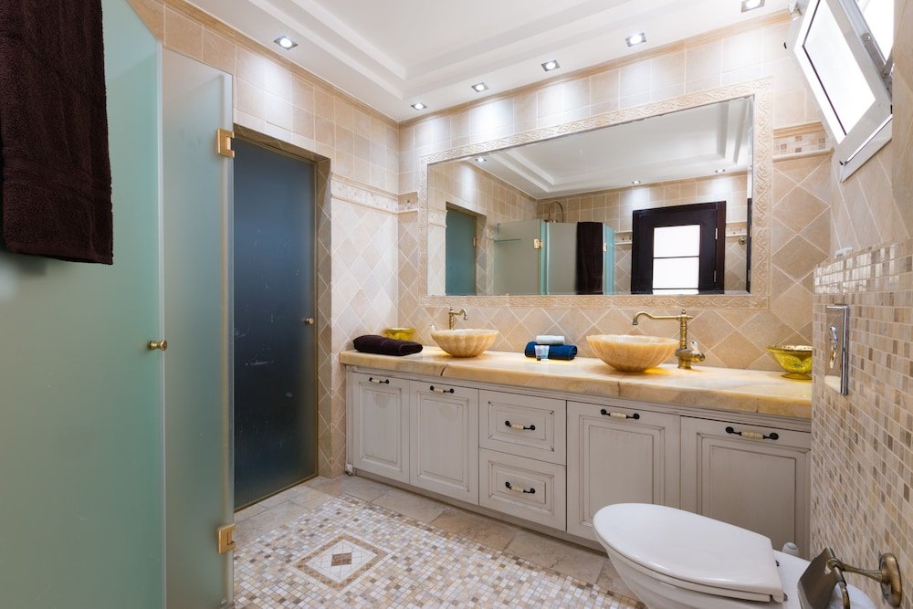 Фото Luxury Apt with Sauna Jacuzzi & Parking