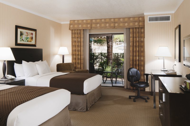 Фото DoubleTree by Hilton Claremont