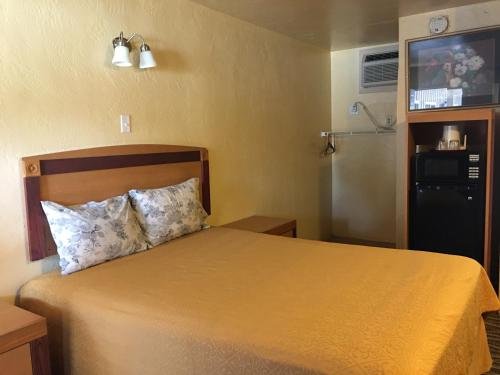 Фото Sky Ranch Inn