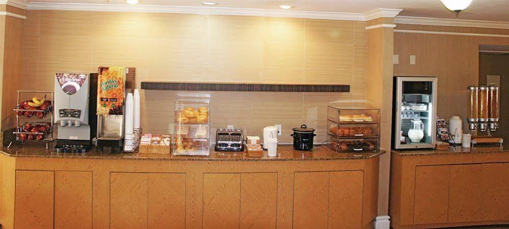 Фото La Quinta Inn & Suites by Wyndham Oklahoma City Airport