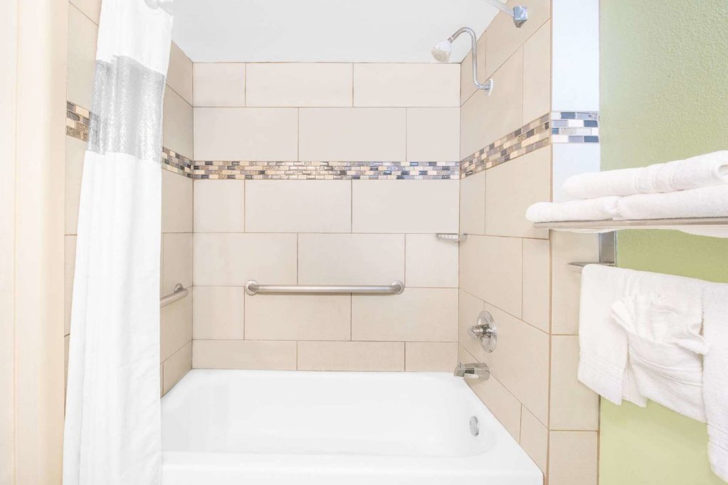 Фото Days Inn by Wyndham Roswell