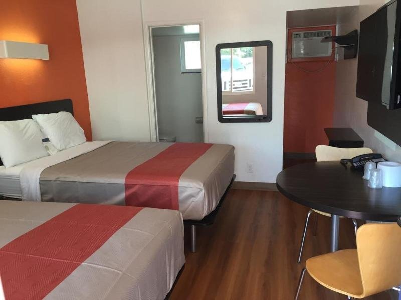 Фото Travelodge by Wyndham Sacramento Convention Center